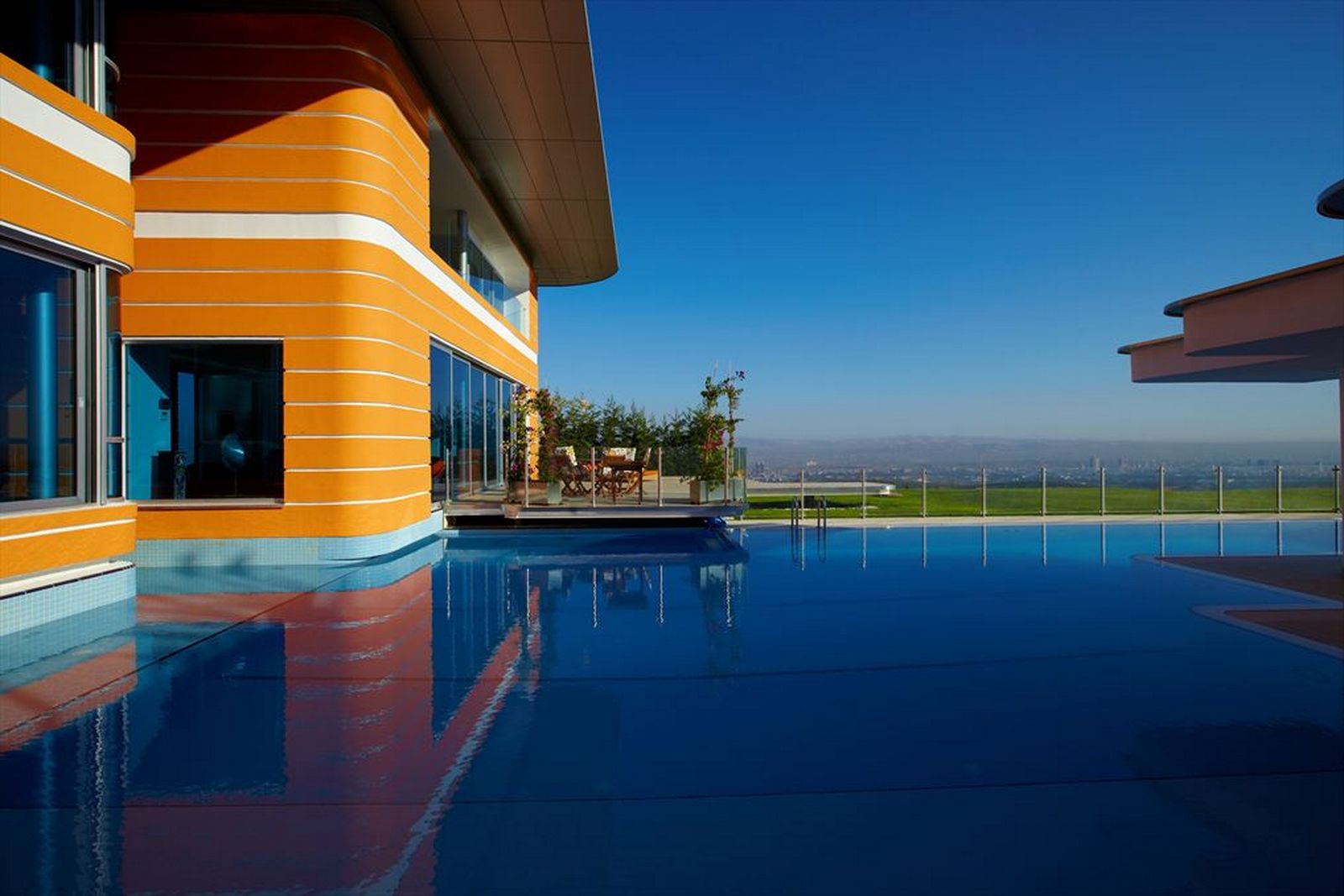 Colorful-House-Ideas-Yazgan-Design-Architecture-swimming-pool-design-5